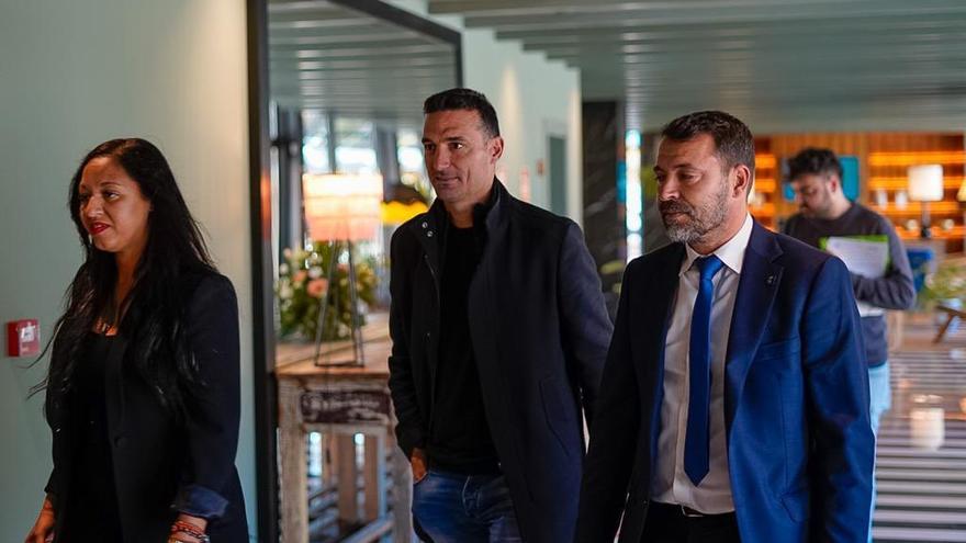 Llegada del seleccionador de Argentina, Scaloni, mano inocente del sorteo celebrado este mediodía.