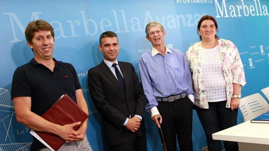 El responsable de Deportes, Antonio García, junto al alcalde de Marbella José Bernal, el presidente de la Fundación &quot;José Banús Masdeu y Pilar Calvo y Sánchez de León&quot;, Cándido Fernández Ledo, y la concejala de Deportes, Blanca Fernández.