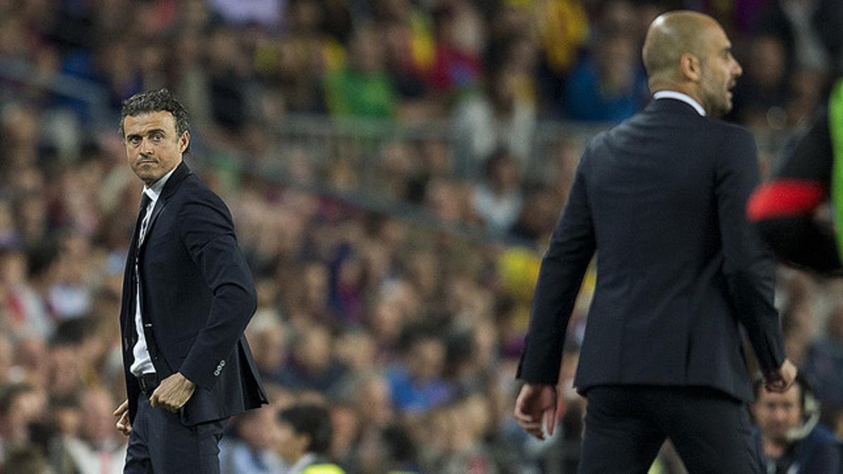 Guardiola da instrucciones a sus jugadores en el Camp Nou bajo la atenta mirada de Luis Enrique