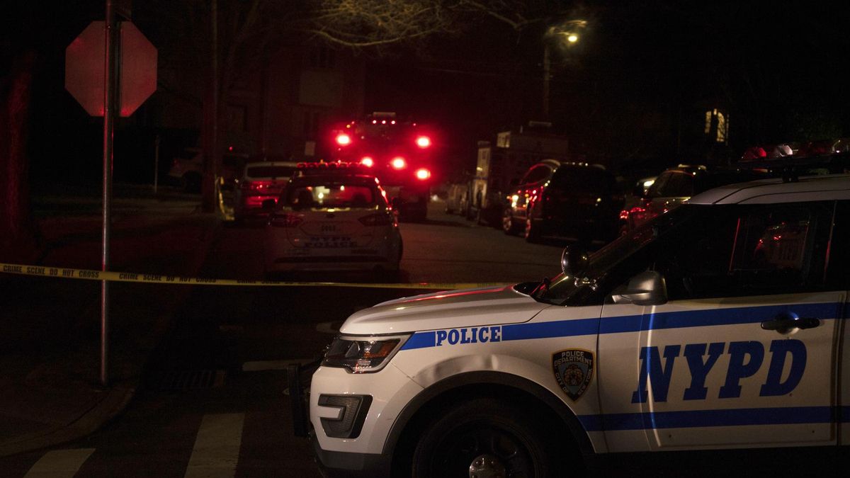 Una patrulla de la policía de Nueva York, en una escena de un crimen.