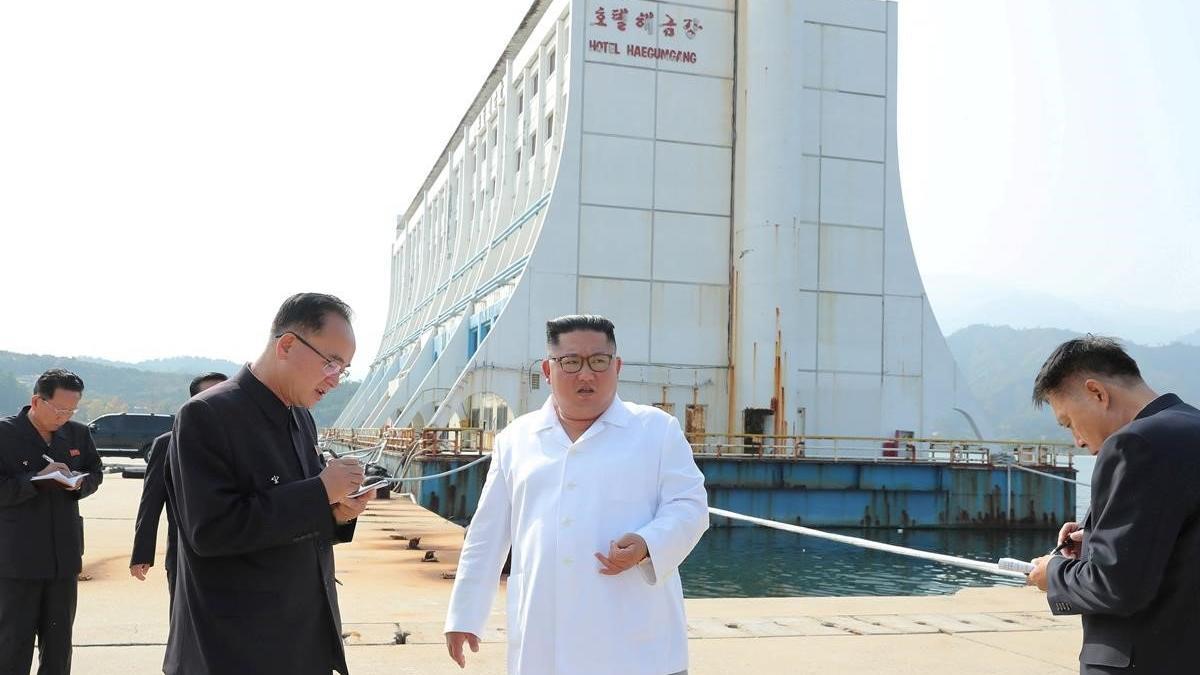 Kim inspecciona el complejo turístico Mount Kumgang en Corea del Norte en una imagen sin fecha.