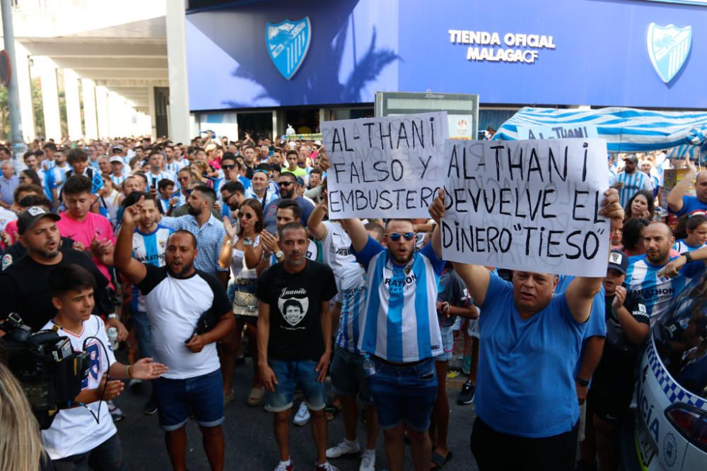 La protesta, convocada para los instantes previos al Málaga - Almería, ha sido más multitudinaria que otras anteriores y ha tenido un cántico más recurrente que otros: ¡Al Thani, vete ya!