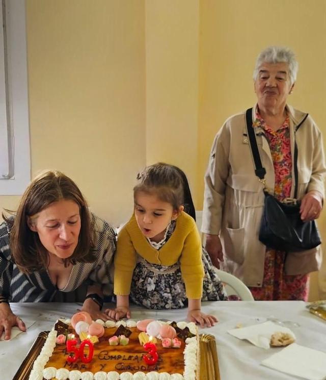 Mar Couceiro junto a su madre y su hija en una celebración familiar.
