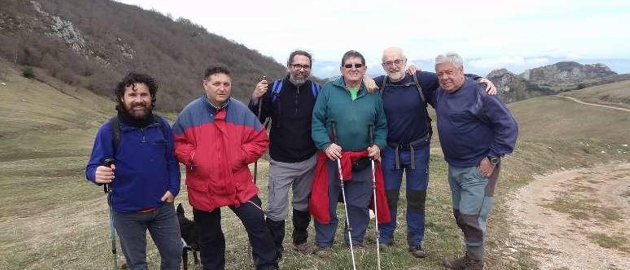 Un grupo de senderistas, en Pando La Mortera.