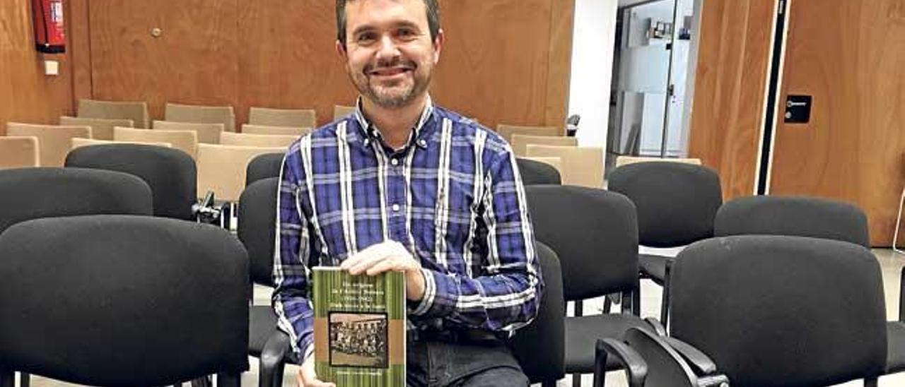 Manel García posa tras presentar el libro sobre la historia de los orígenes del Atlético Baleares en la Federación.