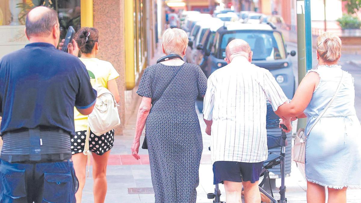 Dos ancianos caminan por la calle en Castelló.