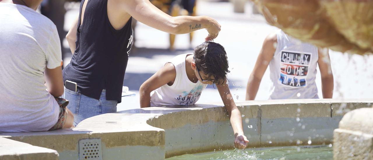 Personas  refrescándose durante la ola de calor de este verano.