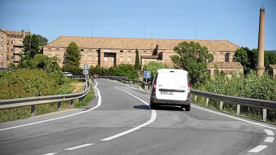 Un vehicle a punt d&#039;entrar al pont, regulat per senyalització vertical que dóna prioritat de pas, ahir