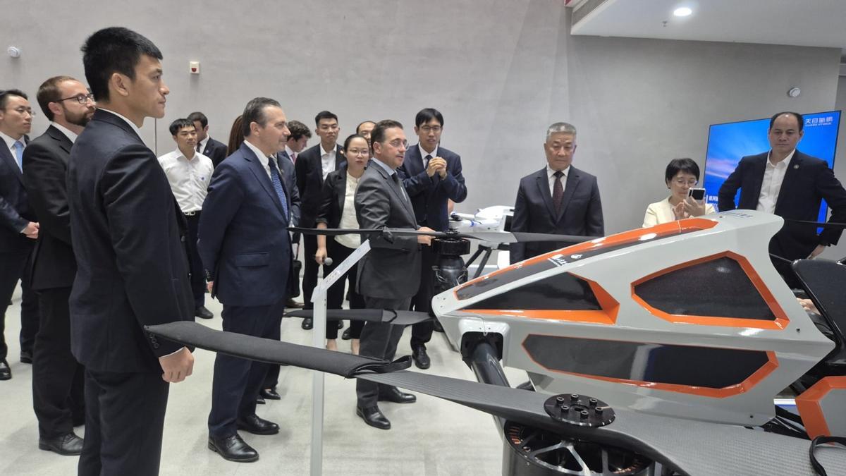 El rector de la UPV, José Capilla y el Ministro de Exteriores José Manuel Albares en la inauguración del campus de la UPV.
