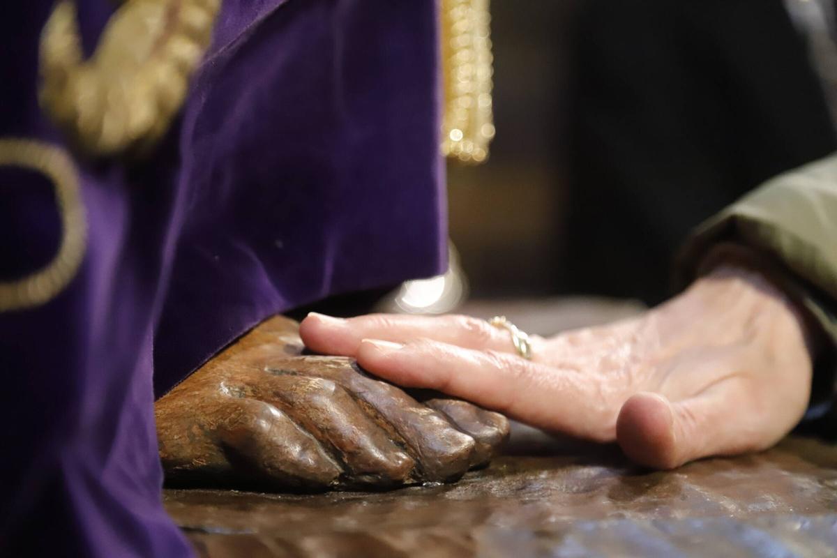Devoción, besapiés y besamanos en el primer viernes de marzo en Córdoba, que ya huele a Semana Santa