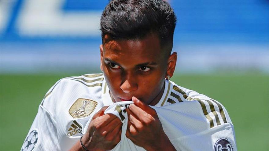 El brasileño Rodrygo ya besa el escudo del Madrid