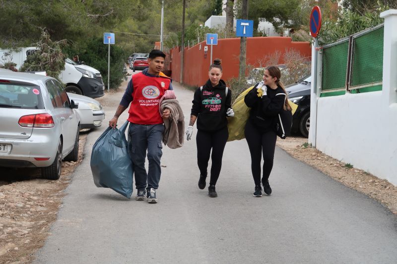 Galería: Recogen 3.600 kilos de residuos en la XV Jornada de limpieza de sa Talaia