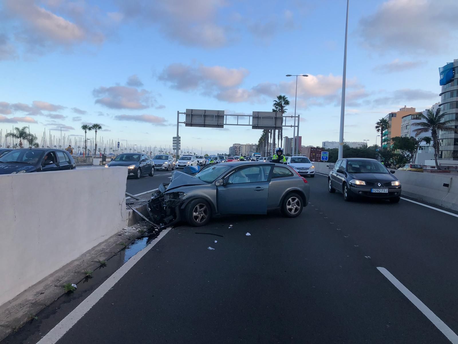 Un accidente en la Avenida Marítima deja un herido y causa retenciones