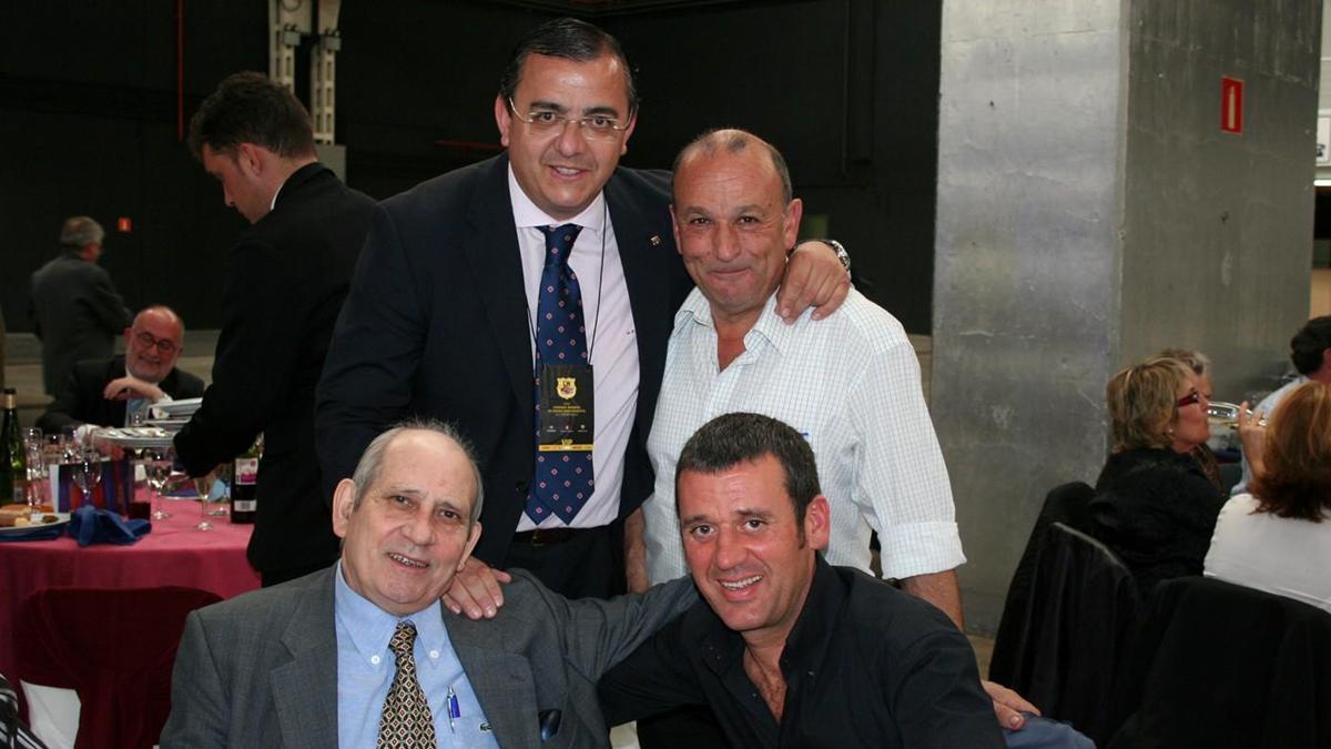 Otra imagen del presidente de la Peña Barcelonista de Villabalter junto a Josep Maria Profitós (sentados)