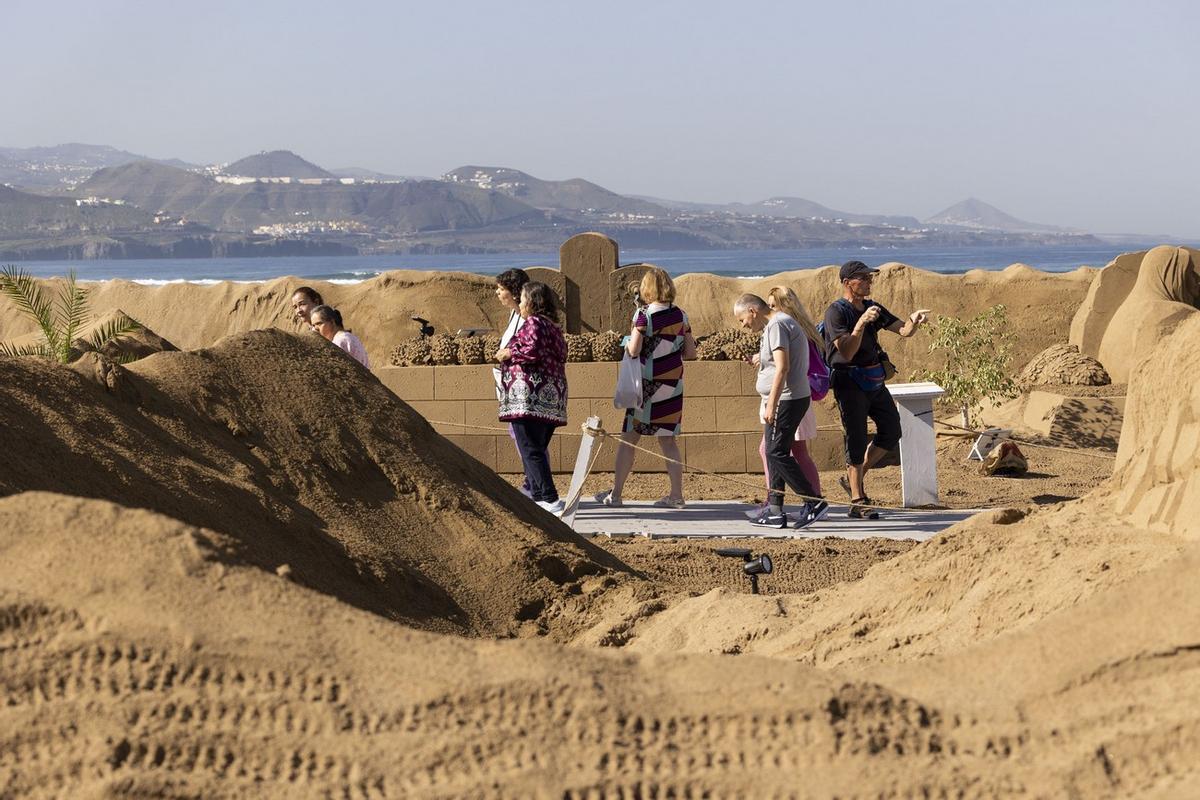 Imagen de un grupo visitando el Belén de Arena en la playa de Las Canteras.