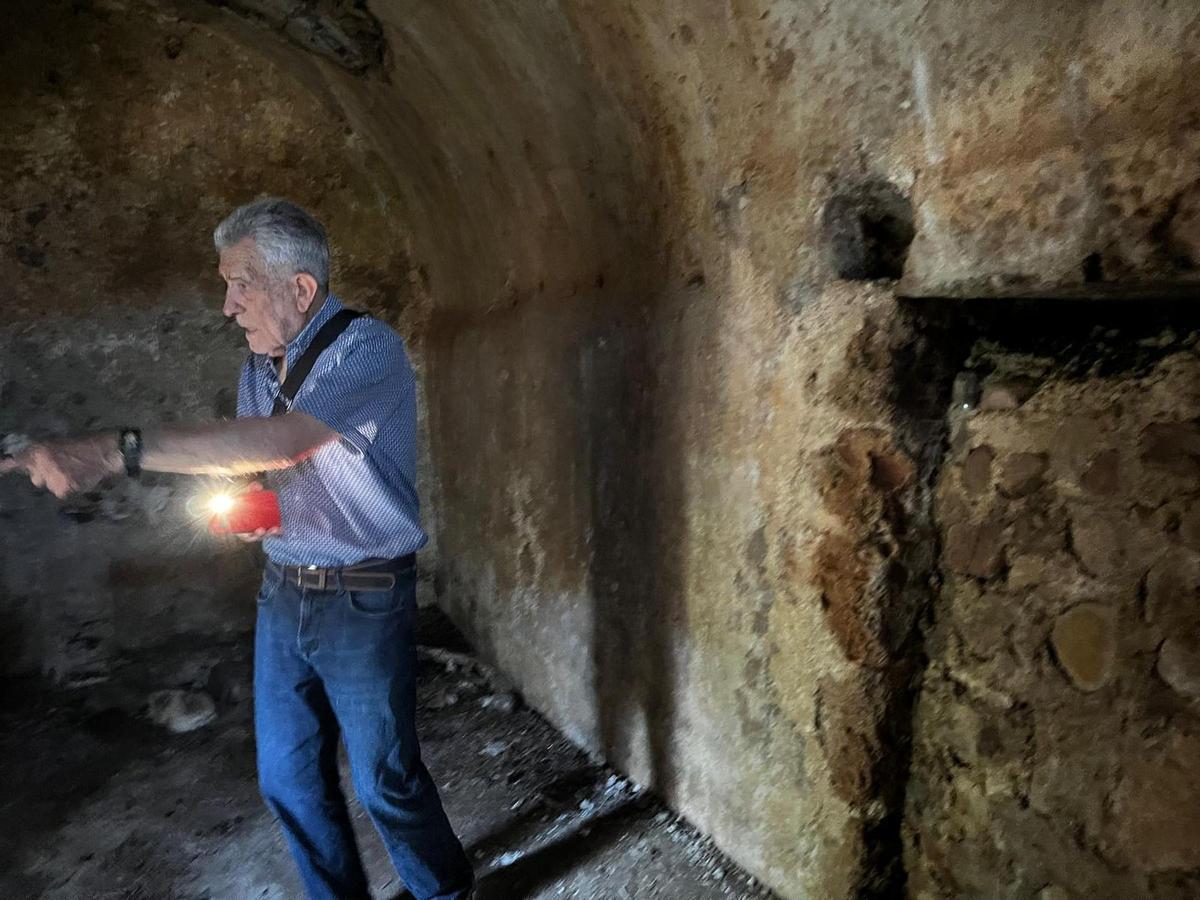 Josep Herrero no solo defiende y pone en valor el patrimonio natural, también el histórico, como el reducto de unos baños árabes que todavía se conservan en Artana.