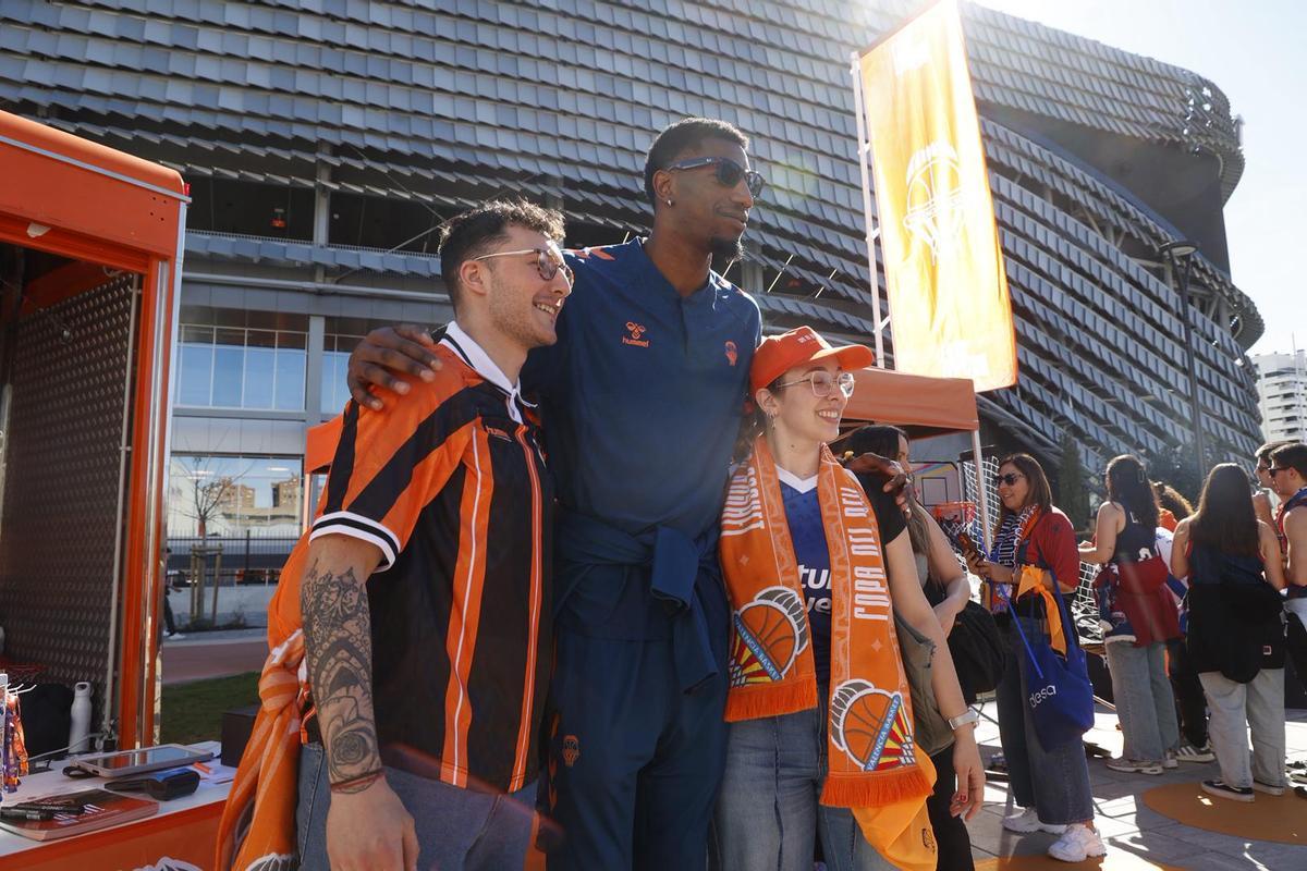 Algunos jugadores del Valencia Basket se pasan por la Fan Zone taronja