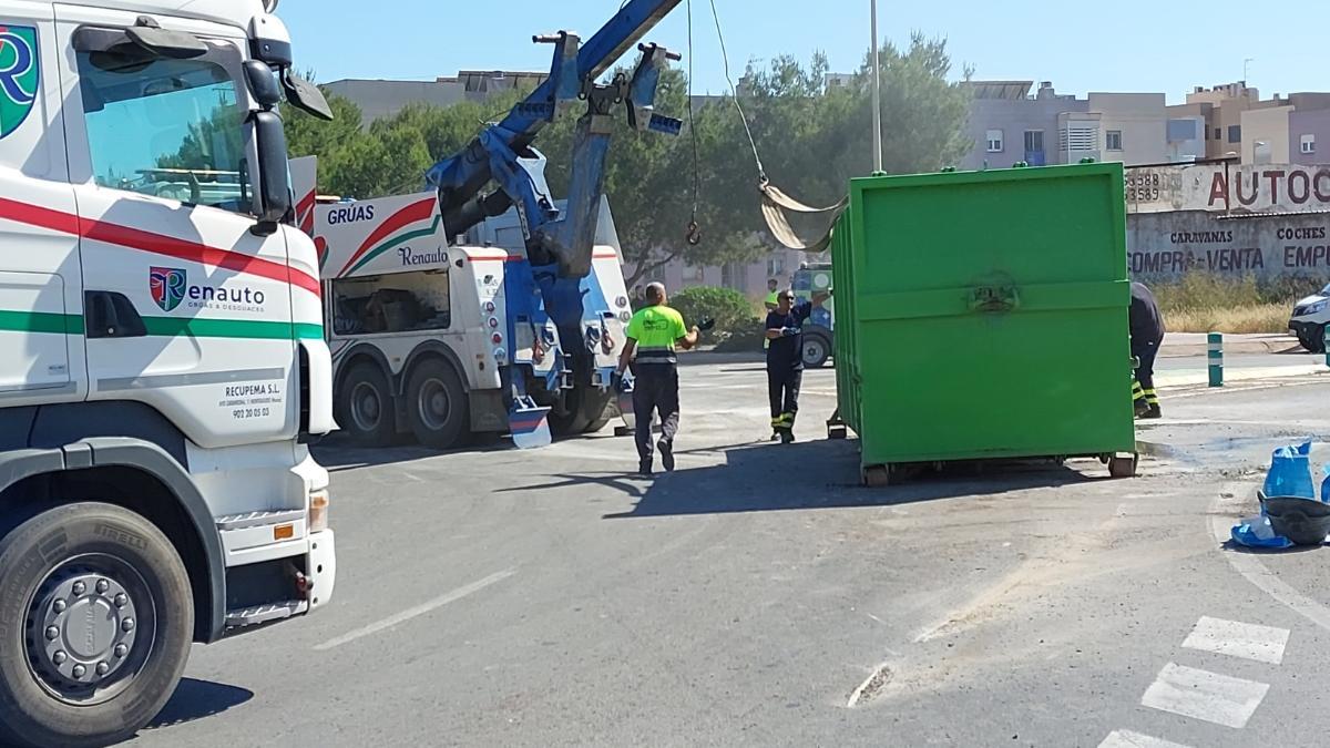 Vuelca un camión que transportaba un enorme contenedor metálico en Cartagena.