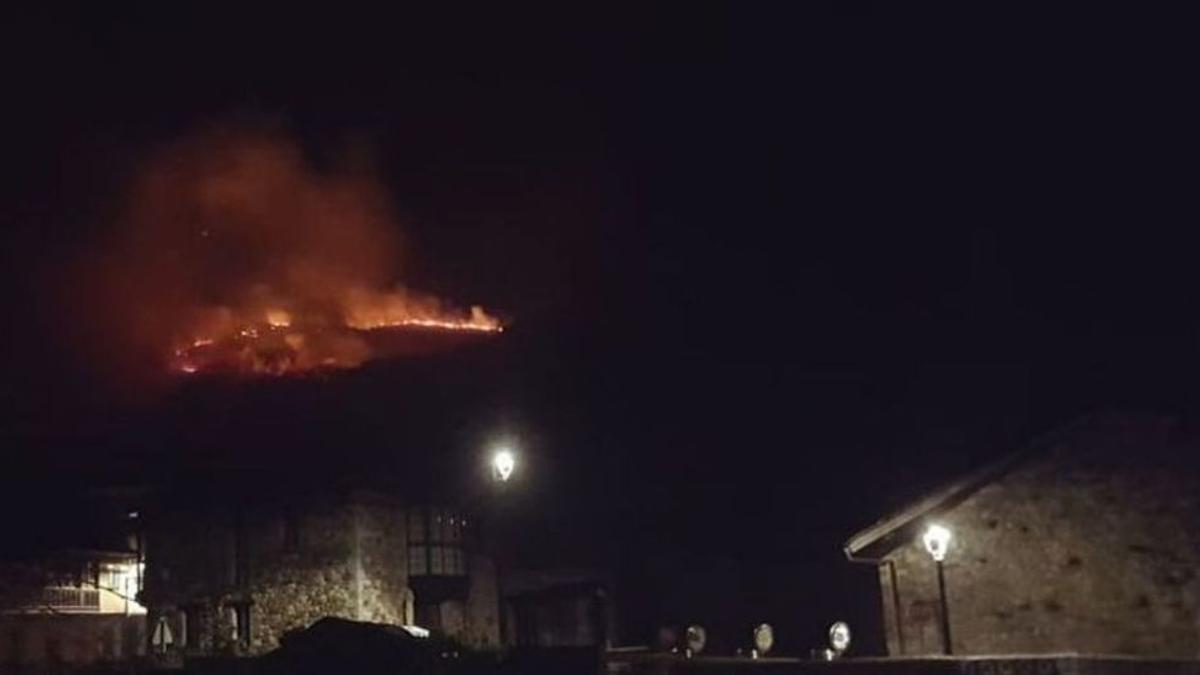 Incendio en las inmediaciones de Rioseco, en Sobrescobio.