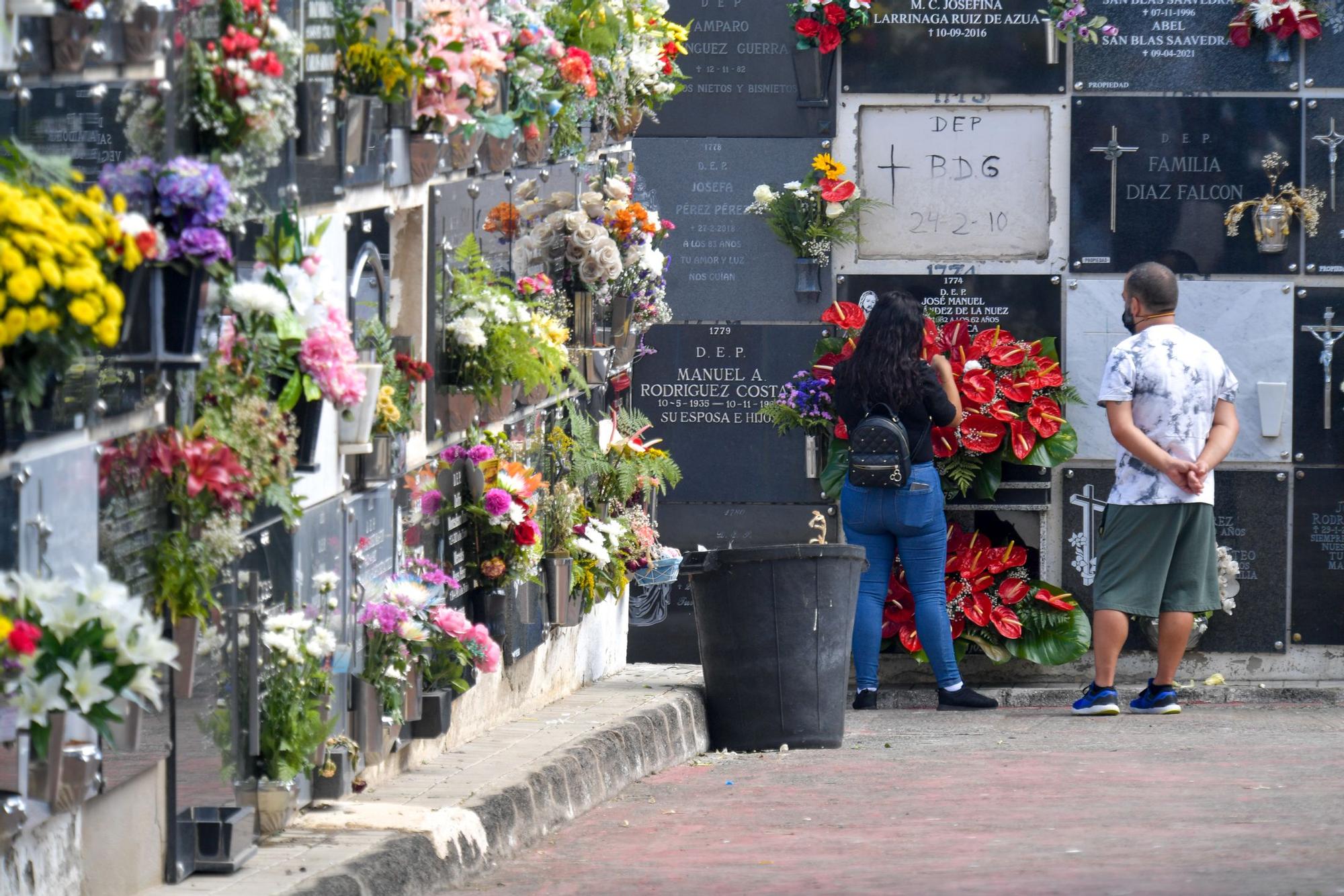 Día de Todos los Santos en el cementerio de San Lázaro (01/11/2021)