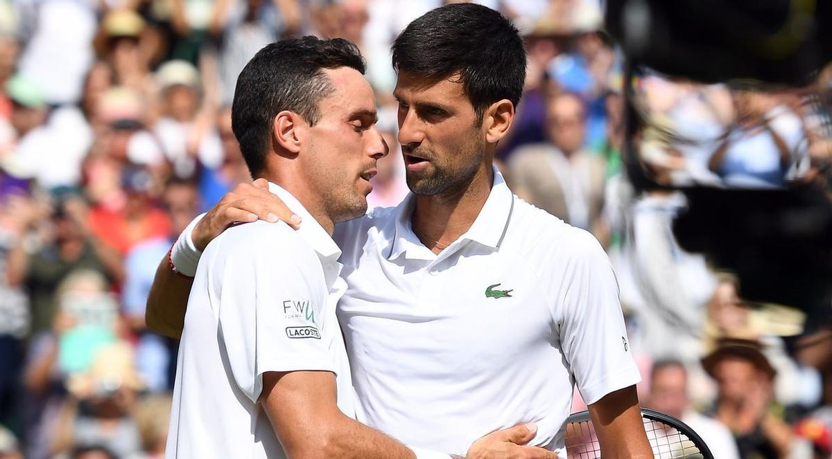 Roberto Bautista y Novak Djokovic, en las semifinales de Wimbledon-2019.