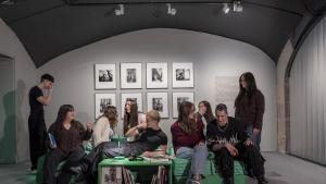 Algunos de los participantes en la exposición Tenim disset anys, en el CCCB, con fotografías de Johan van der Keuken detrás