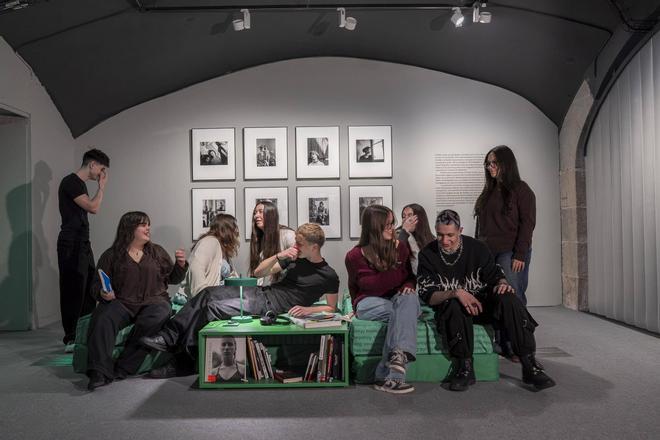 Algunos de los participantes en la exposición Tenim disset anys, en el CCCB, con fotografías de Johan van der Keuken detrás