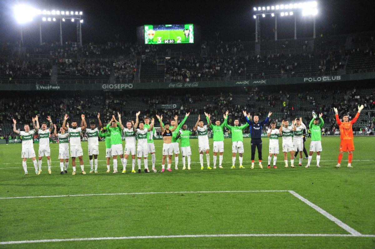 Los jugadores del Elche celebran con la afición la victoria al final del encuentro