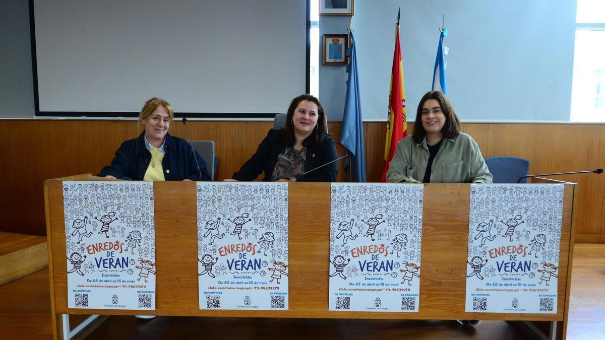 Momento de la presentación de Enredos de Verán en el salón de sesiones de Cangas