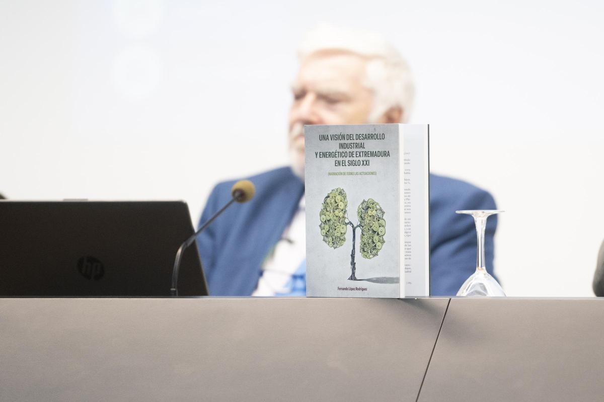 El libro 'Una visión del desarrollo industrial y energético de Extremadura en el siglo XXI'