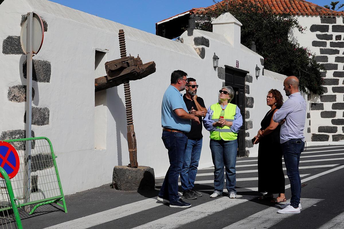 El alcalde de San Bartolomé, Isidro Pérez (i) y concejales del grupo de gobierno, junto a la Casa Ajey