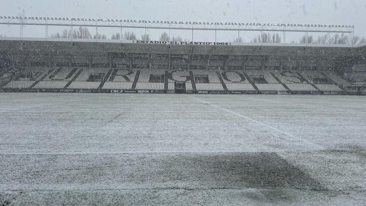 El Plantío, estadio del Burgos, cubierto de nieve