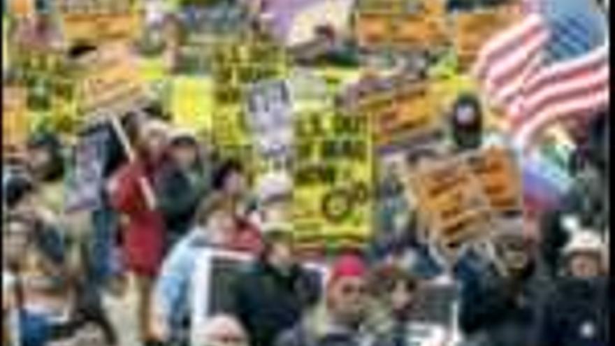 Manifestantes contra la guerra de Irak ayer cerca del Pentágono, en Washington. / jonathan ernst