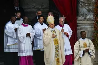 León XIV denuncia "el miedo a lo diferente" y "el paradigma económico" que margina, en su misa de inicio de pontificado
