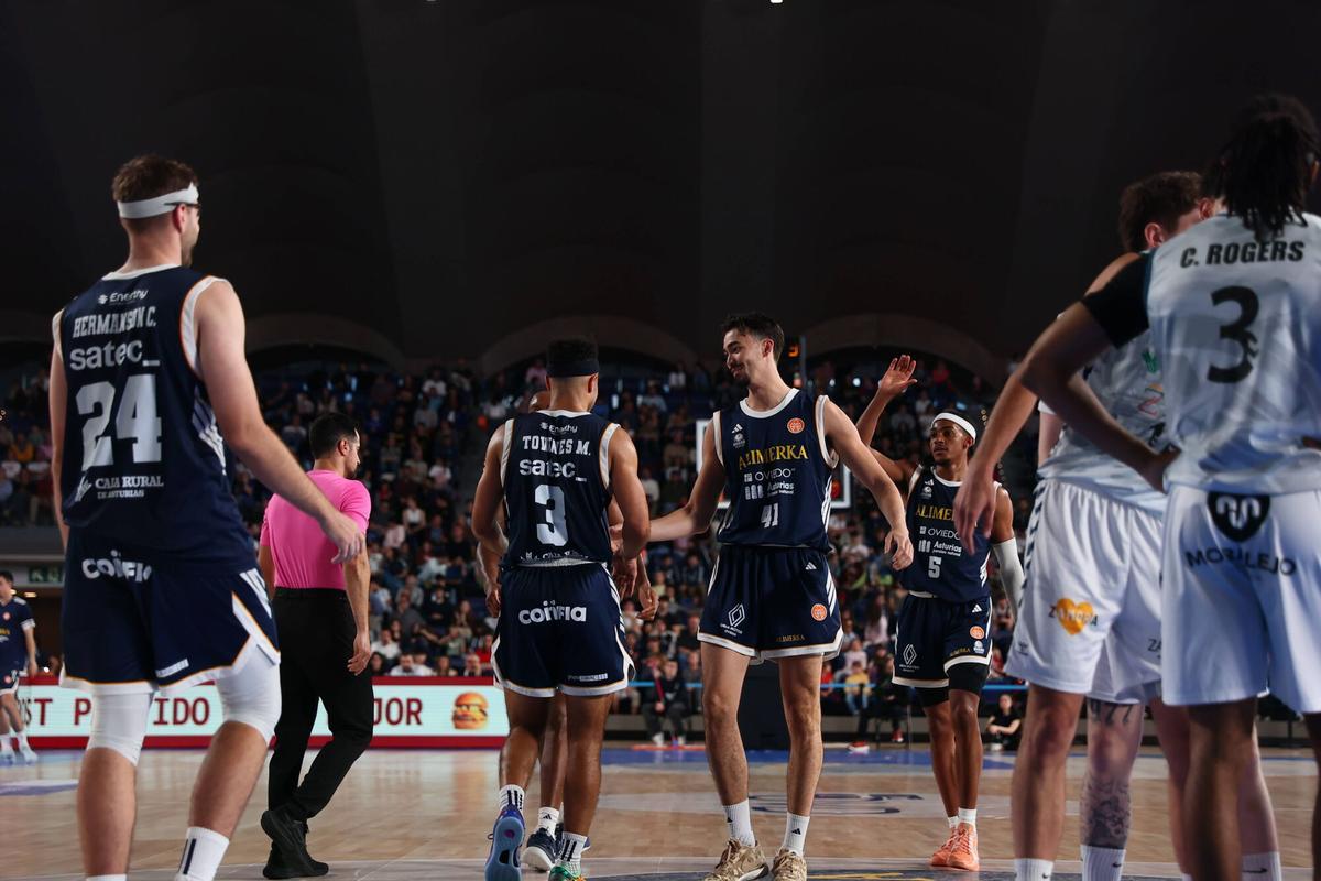 Por la izquierda, Calvin Hermanson, Townes, Cosialls y Parham, del Alimerka Oviedo Baloncesto, tras ganar al Caja Rural Zamora en el Palacio de los Deportes.