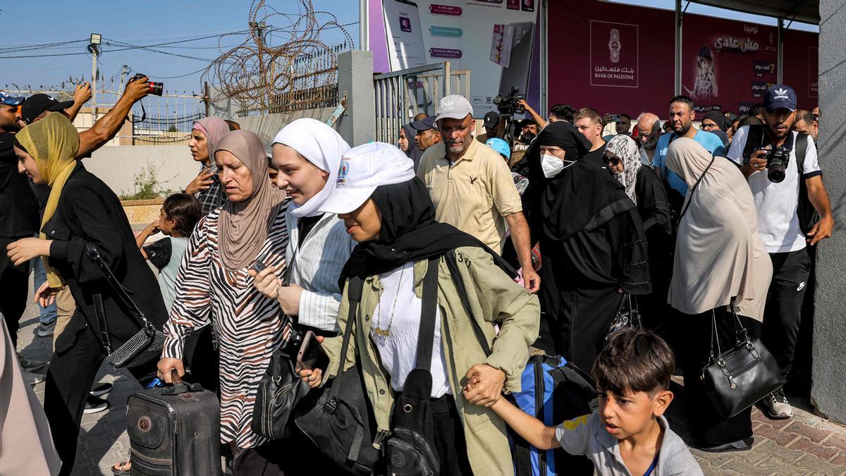 Palestinos salen de Gaza por la frontera de Rafah con Egipto