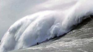 Un surfista alemán se enfrenta a una ola de más de 28 metros, la más grande de las que hay registradas