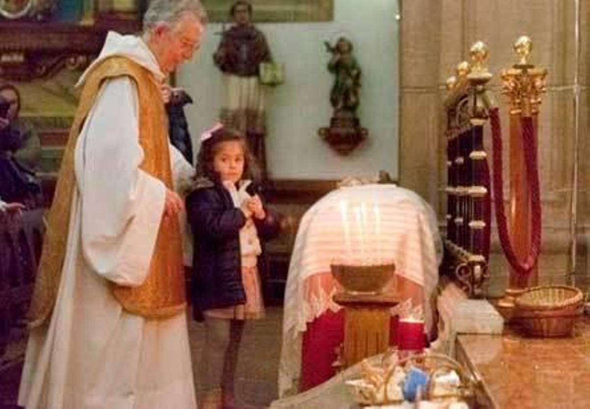 Los niños adoran a Jesús en la misa del gallo