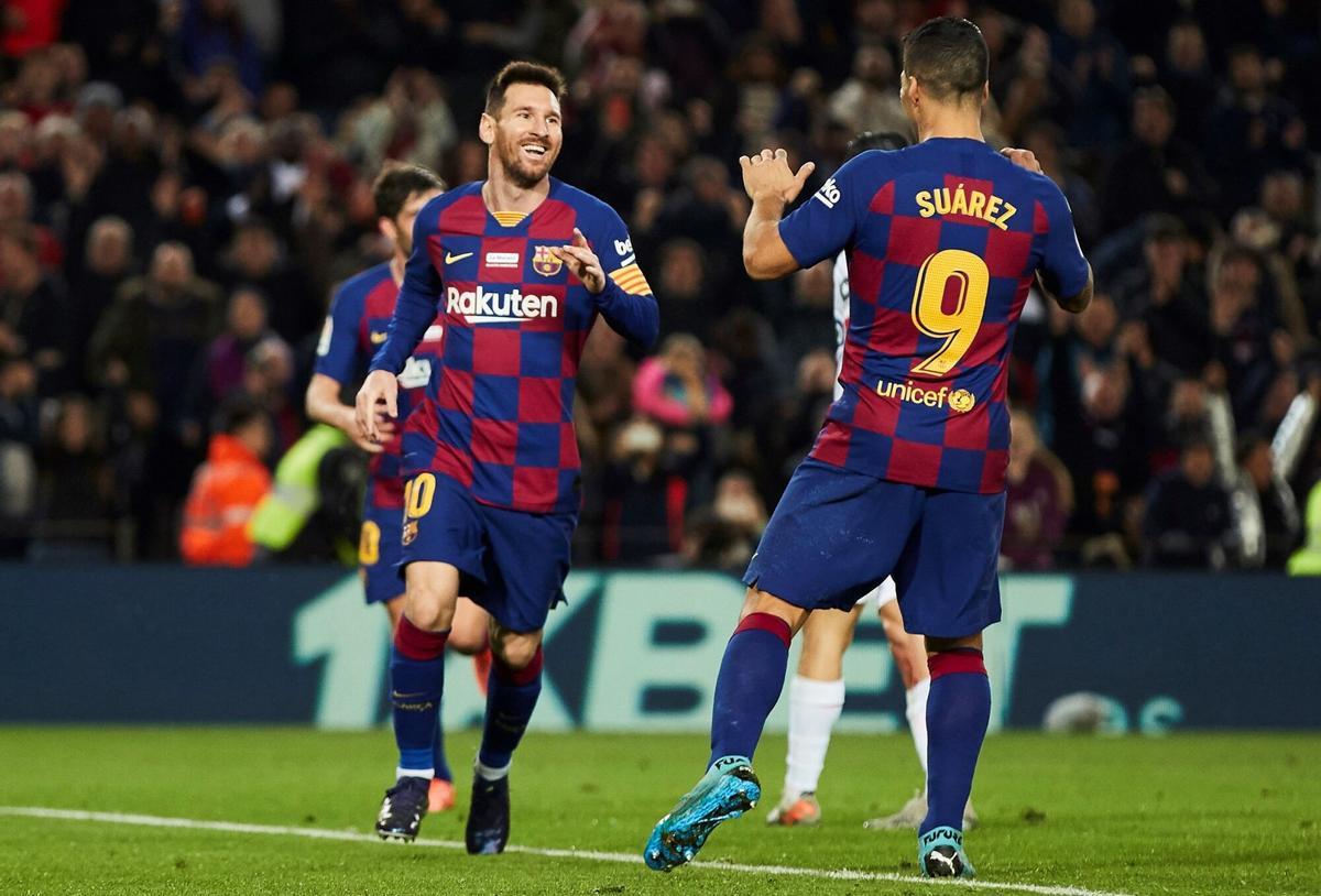 Leo Messi celebra con Luis Suárez tras marcar su último hat-trick con la camiseta del Barça