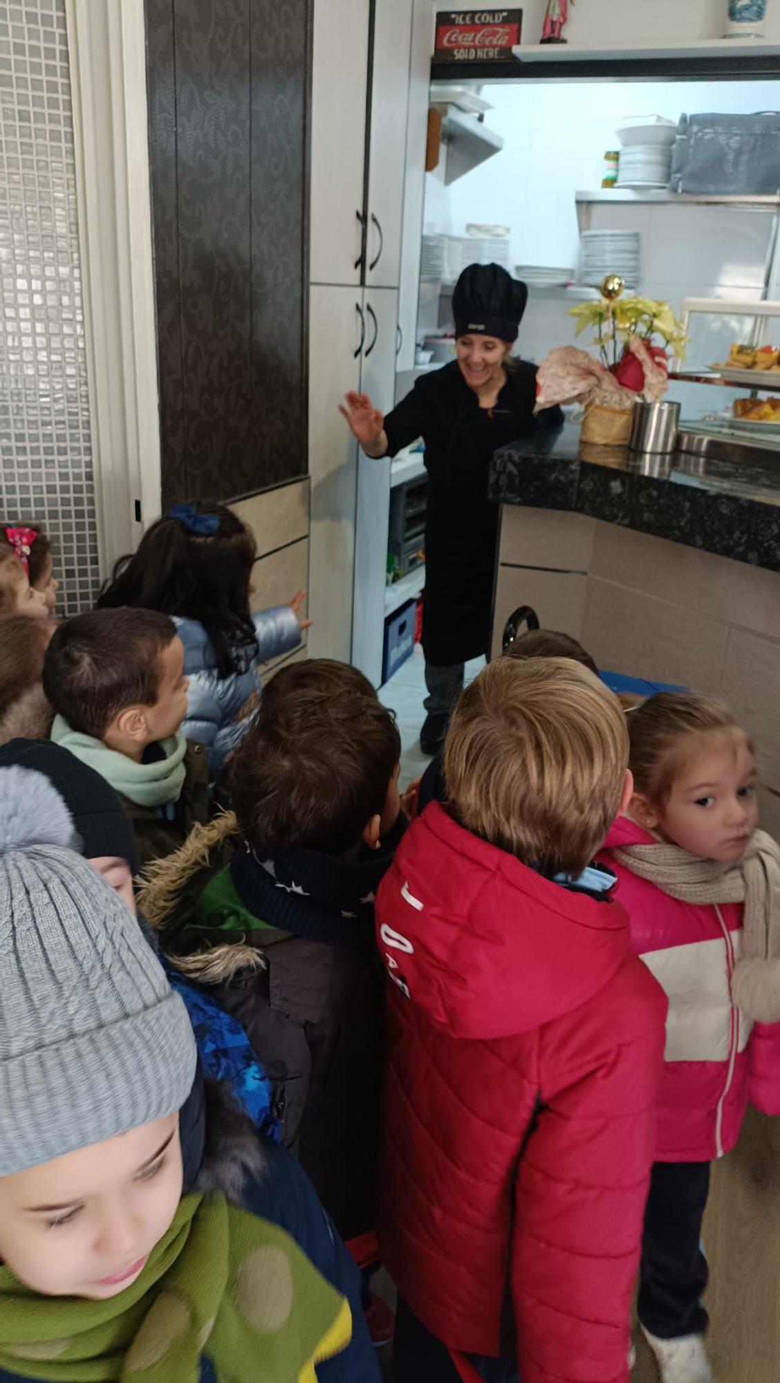 GALERÍA | Visita inesperada en el Mercado de Abastos: los niños de Infantil del Sagrado Corazón de Jesús