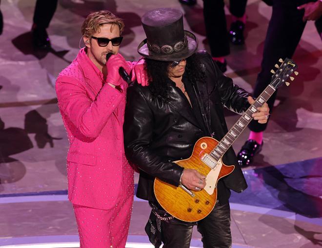 Ryan Gosling y Slash durante los Óscar 2024