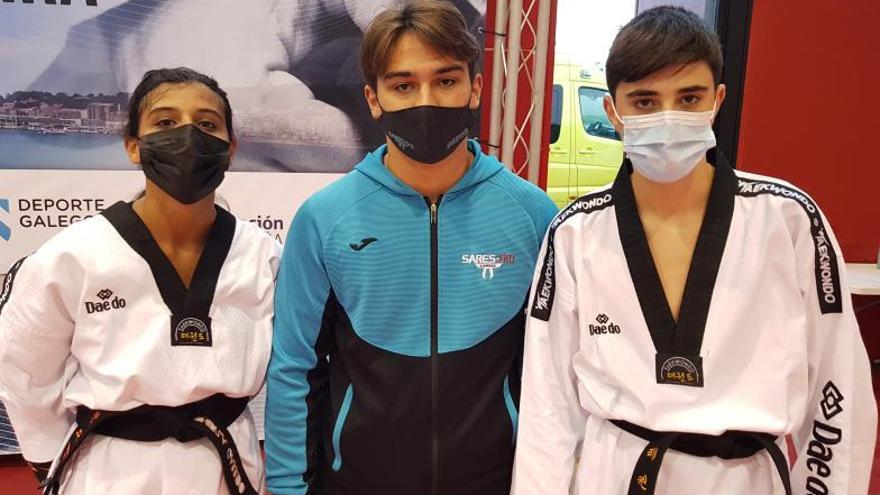 Tres de los medallistas del Sares TKD en el Open de Riveira. |  // FDV