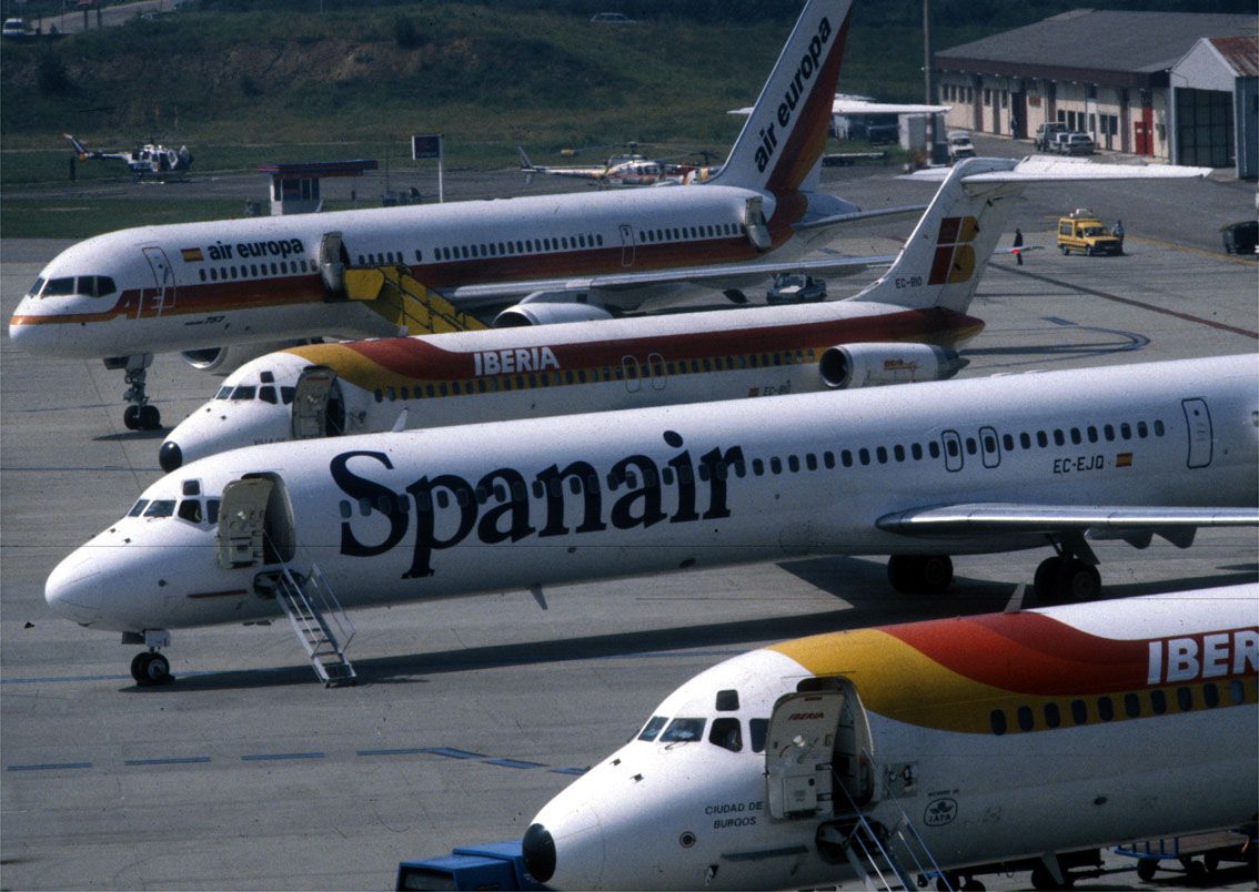 Varios aviones, uno de ellos de Air Europa, en Peinador a principios de la década de los 90.