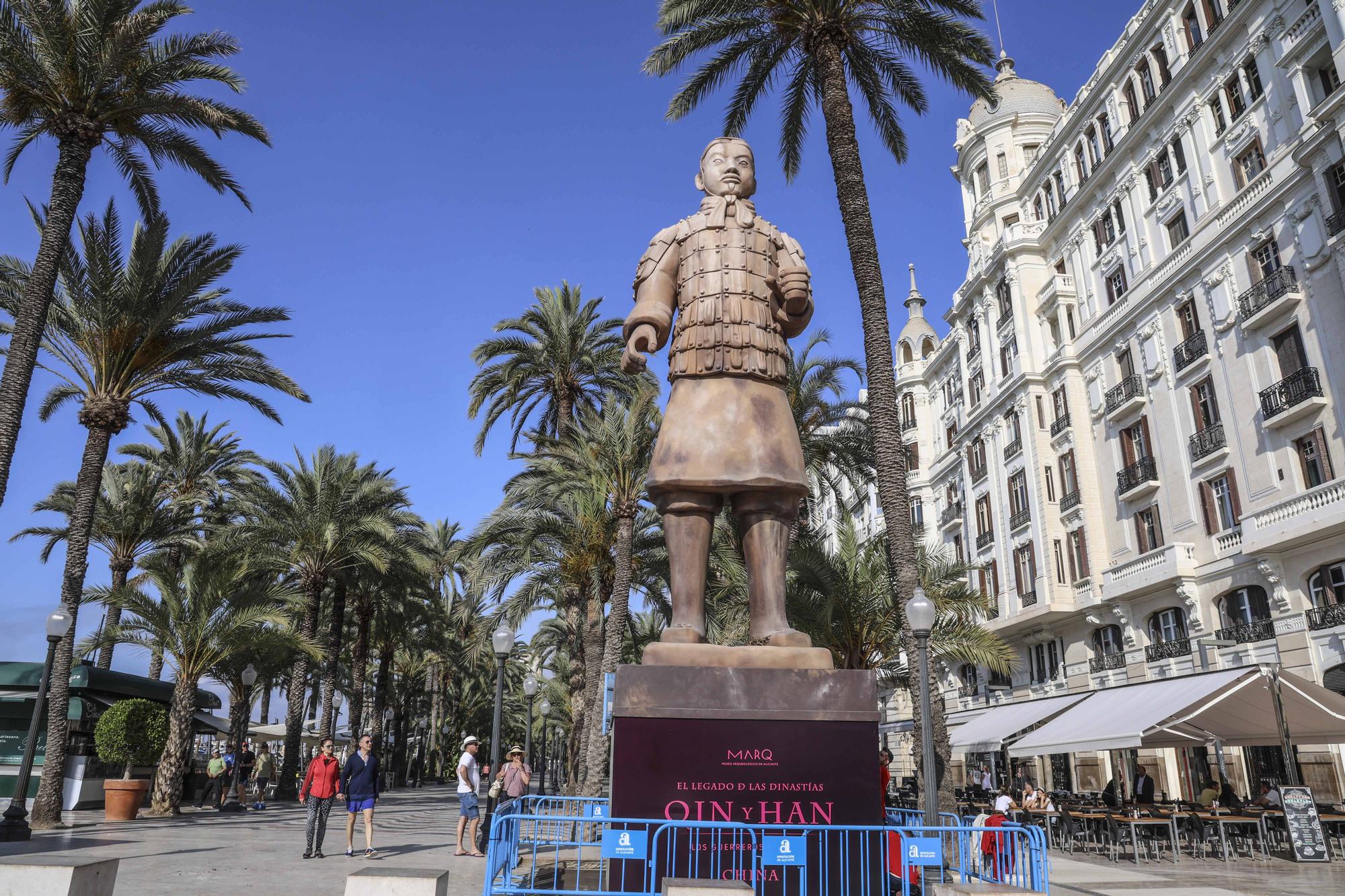 Un guerrero de Xian gigante custodia la Explanada de Alicante