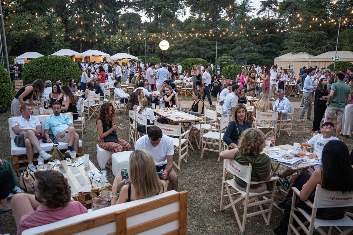 Ambiente en el 'village' de Les Nits de Barcelona, en los Jardins de Pedralbes en julio de 2024.