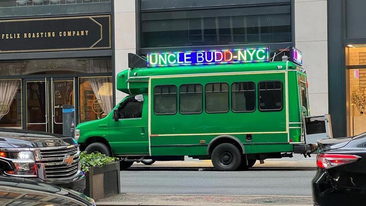 CannaBus: Uncle Budd tiene seis furgonetas de dispensario en todo Nueva York y acepta «donaciones» a cambio de marihuana.