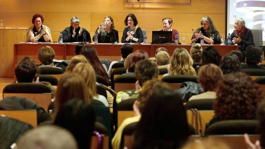 Por la izquierda, Maricusa Argüelles, Ana González, Goretti Avello, Almudena Cueto (directora del Instituto Asturiano de la Mujer), Isabel Carrera, Ana Rey y Carmen Suárez, ayer, en el Centro de Servicios Universitarios.