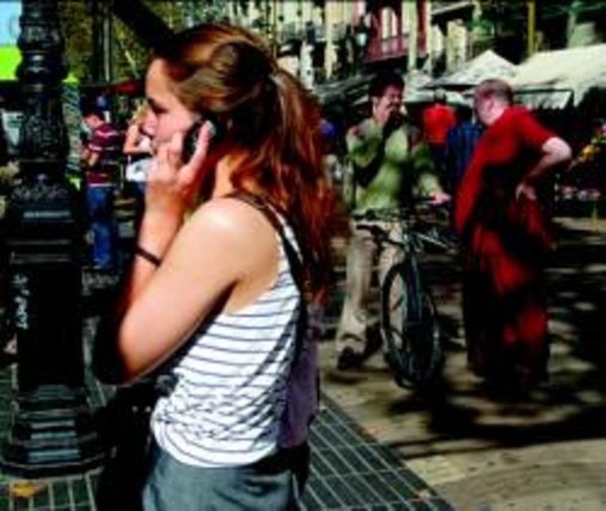 Usuaris de telèfons mòbils a la Rambla barcelonina, ahir.