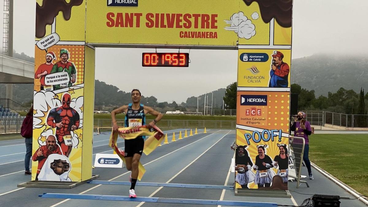 Boutoil cruza la meta en la pista de Magaluf tras ganar la Hidrobal San Silvestre. | INSTITUT CALVIANER ESPORTS CALVIÀ