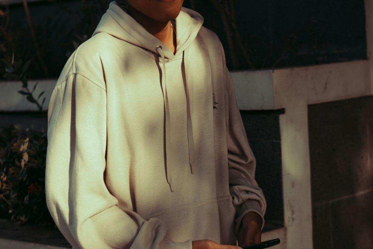La sudadera que jamás pasa de moda: un básico que te hará brillar tengas 20 o 50 años